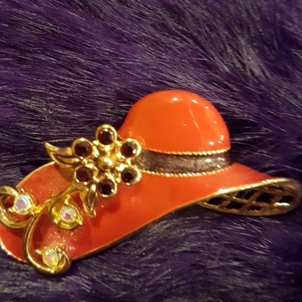 RED LARGE HAT‎ VINTAGE PIN
